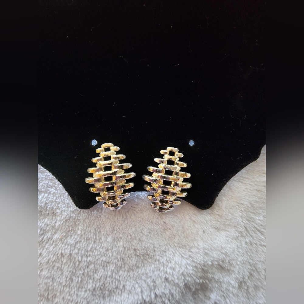 STUNNING Vintage Coro Gold-Tone Textured Clip-On Earrings